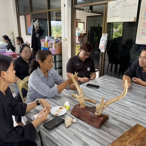 ปศจ.จันทบุรี ร่วมกับ ศผส.ปทุมธานี ลงพื้นที่งานปศุสัตว์อ่าวคุ้งกระเบนฯ แนะแนวทางแปรรูป 