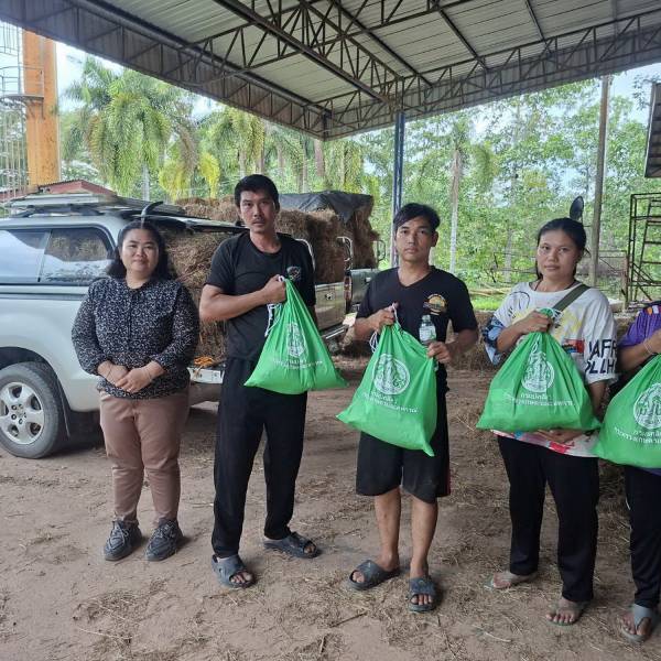 ปศุสัตว์แก่งหางแมว ลงพื้นที่มอบหญ้าแห้งช่วยเหลือเกษตรกรผู้ประสบภัยพิบัติด้านปศุสัตว์(อุทกภัย)
