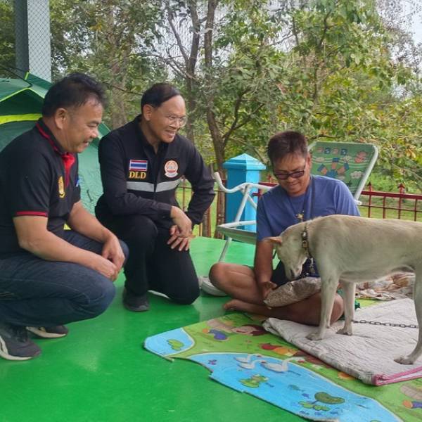 ตรวจเยี่ยมศูนย์พักพิงชั่วคราว เพื่อรองรับผู้อพยพในพื้นที่อำเภอสอยดาว จากสถานการณ์ชายแดนไทย-กัมพูชา