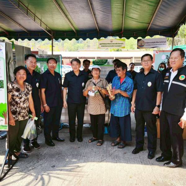 ปศุสัตว์จันทบุรีบูรณาการ กับศูนย์อาหารสัตว์สระแก้ว และศูนย์ผสมเทียมชลบุรี มอบท่อนพันธุ์หญ้า งานคลินิกเกษตรเคลื่อนที่