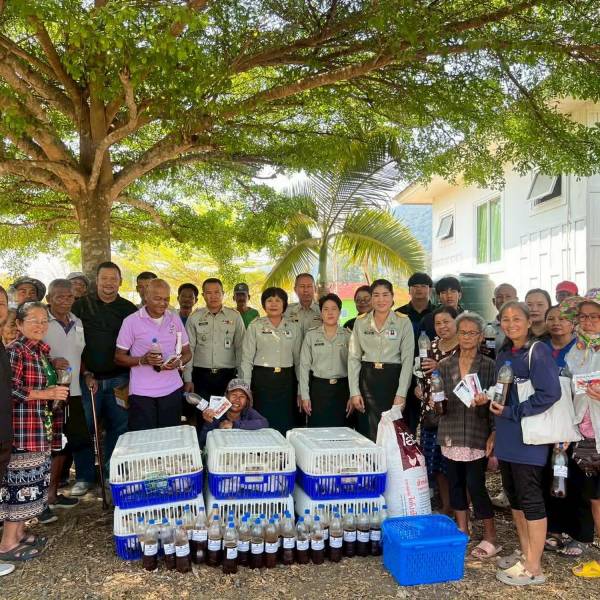 ปศอ.สอยดาว ร่วมกับศูนย์ศึกษาการพัฒนา อ่าวคุ้งกระเบนฯ มอบพันธุ์ไก่ไข่