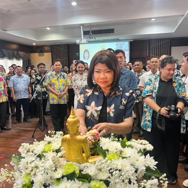 ร่วมพิธีรดน้ำขอพรเนื่องในเทศกาลวันสงกรานต์ ประจำปี 2569