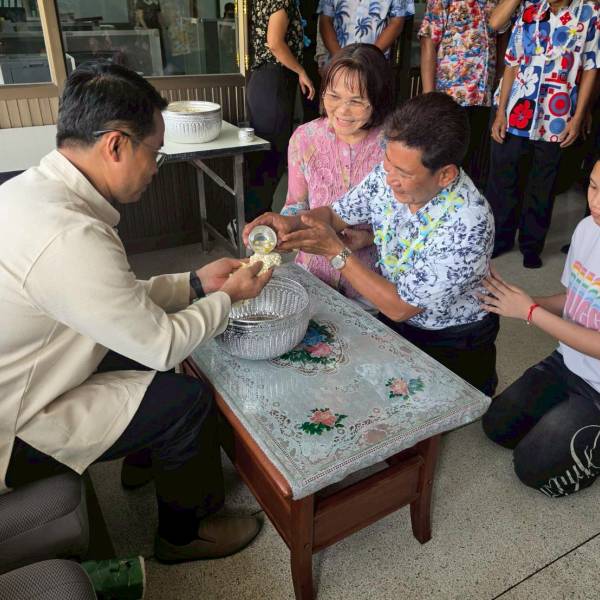 รดน้ำขอพรเนื่องในเทศกาลวันสงกรานต์ ประจำปี 2569