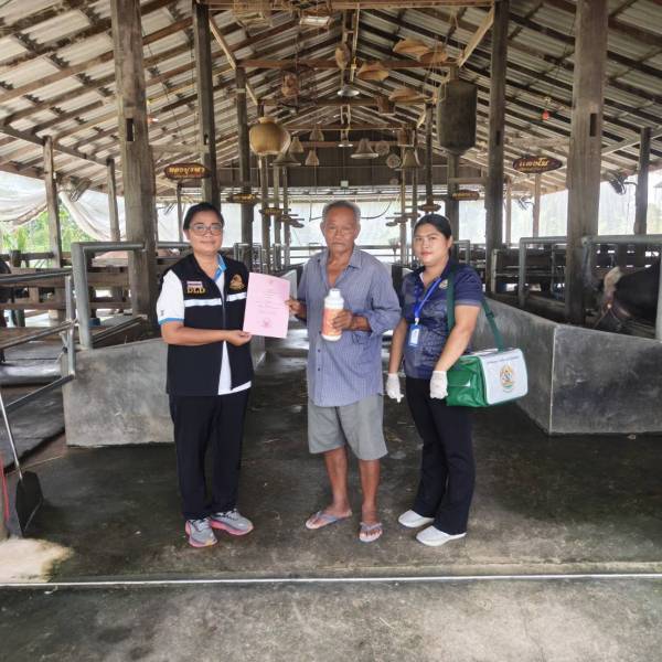 สนง.ปศอ.บ้านค่าย ดำเนินการฉีดวัคซีนป้องโรคลัมปี สกิน พร้อมมอบใบรับรองฟาร์มที่มีระบบป้องกันโรคและการเลี้ยงสัตว์ที่เหมาะสม(GFM) พื้นที่อำเภอบ้านค่าย